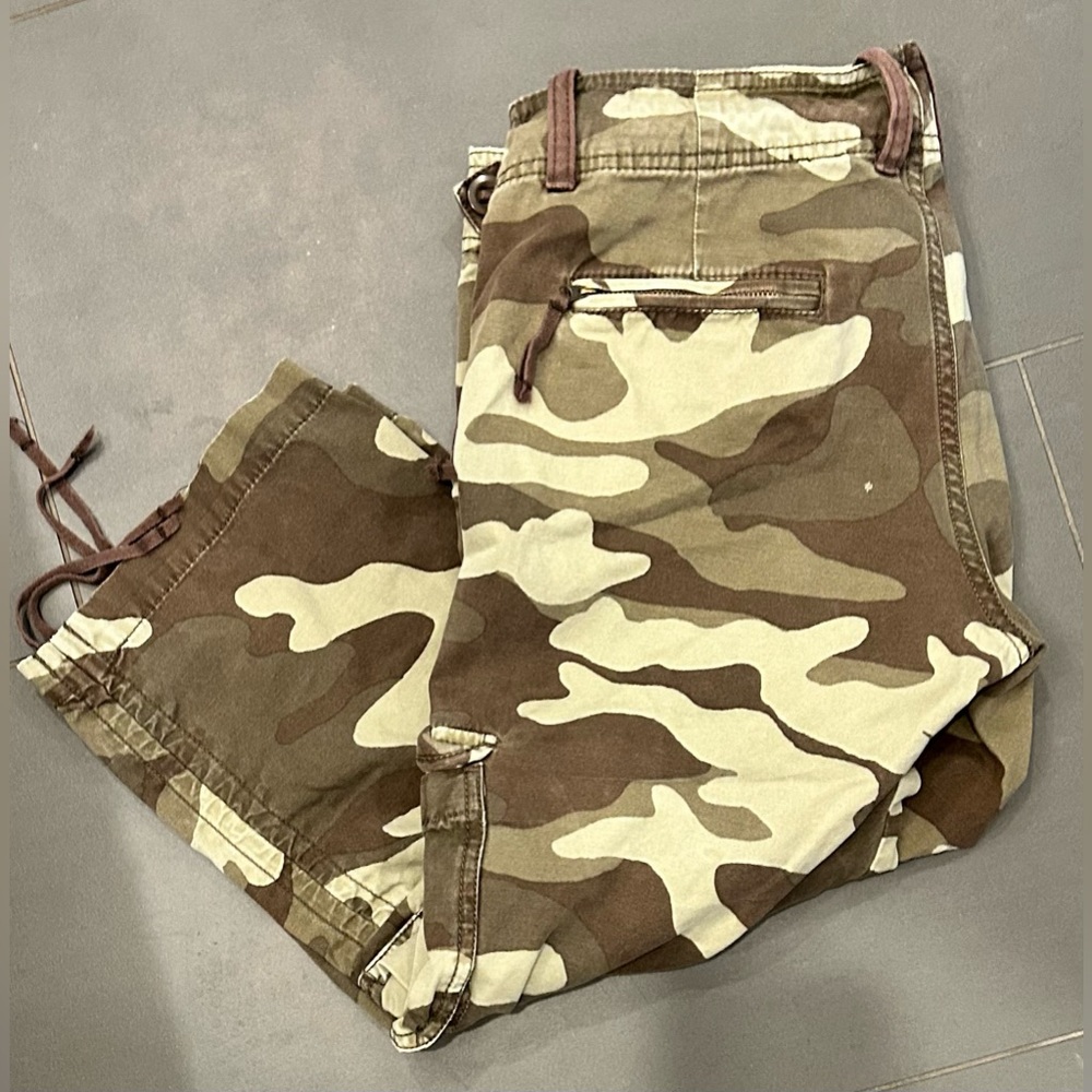 Gap camo capris size 4